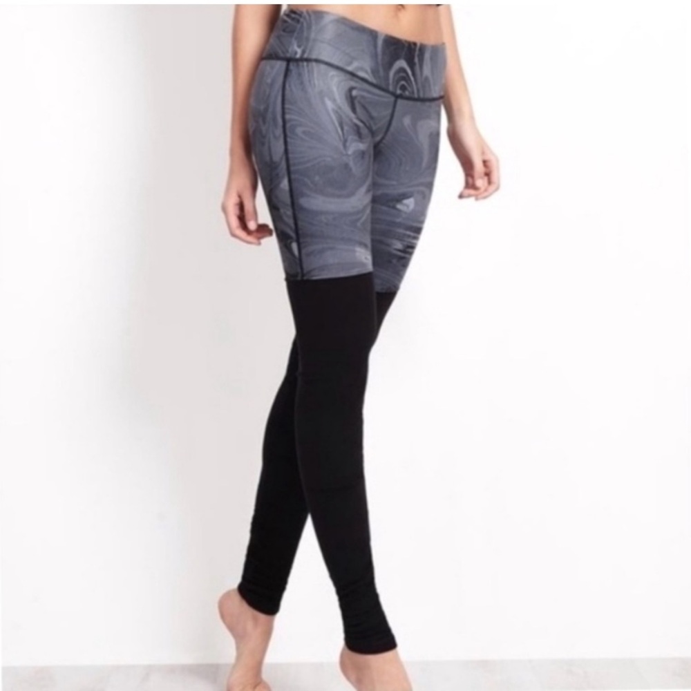 Alo Goddess Leggings Yoga Size Small Gray Marble Pattern with Black Ruched Legs